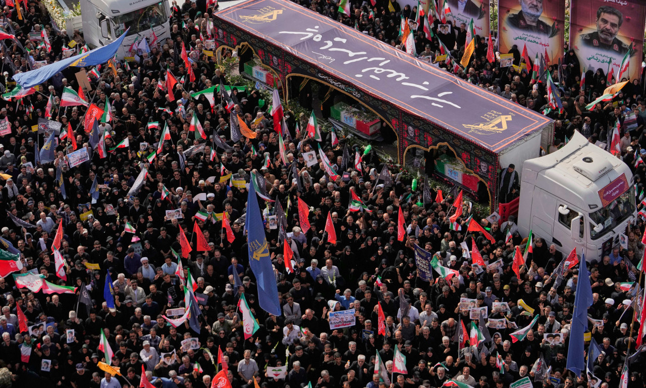 TUŽNE SLIKE IZ IRANA Sahranjeno 60 žrtava izraelskih napada na masovnoj ceremoniji u Teheranu (FOTO)