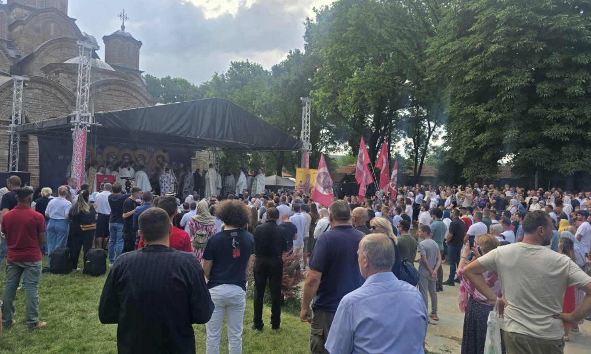 SRPSKE SVETINJE KRCATE NARODOM NA VIDOVDAN Veliki broj vernika na liturgijama širom zemlje - prizor je predivan (FOTO)