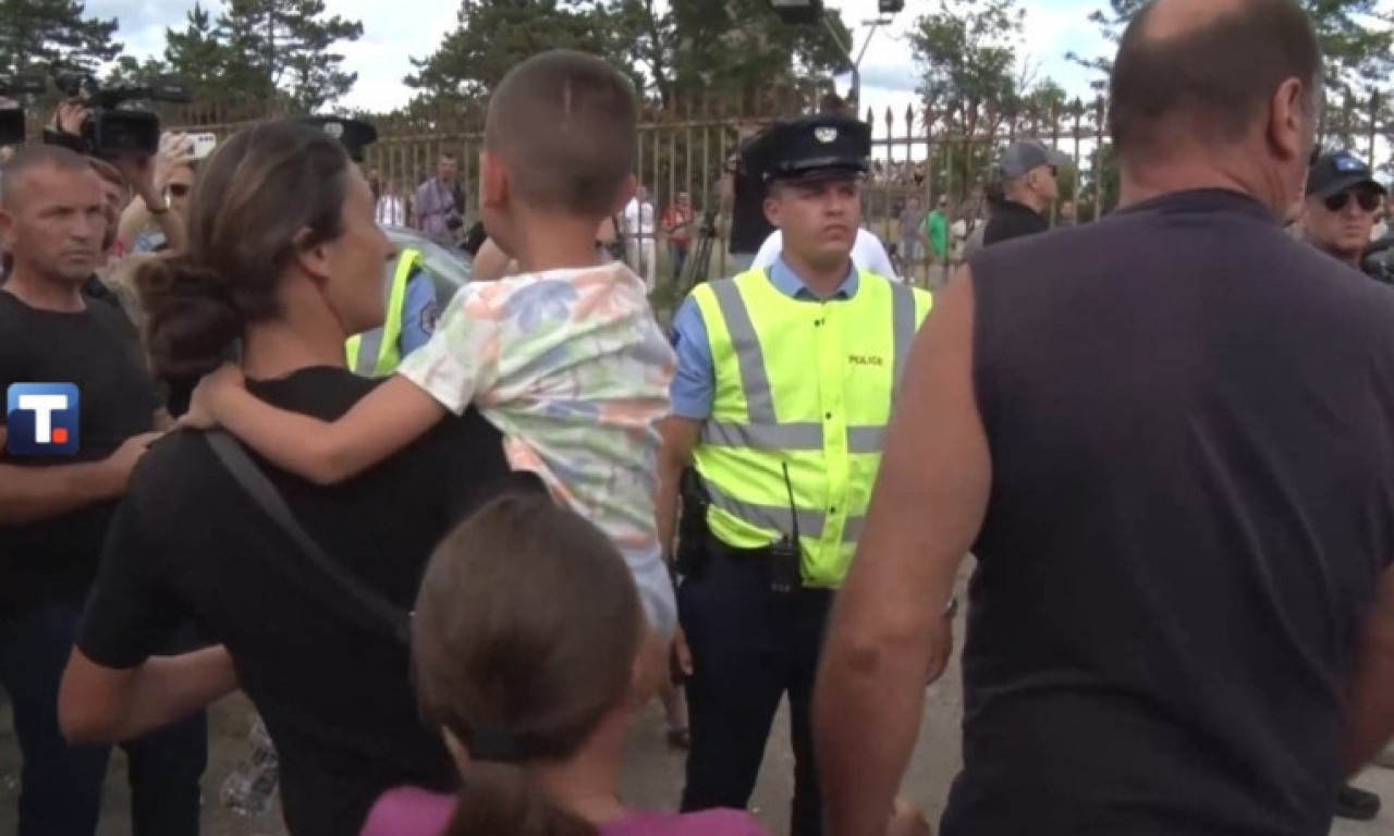 SRPSKA DECA PLAČU DOK MAJKA BRANI ĆERKU: Pojavio se snimak sa Gazimestana (VIDEO)