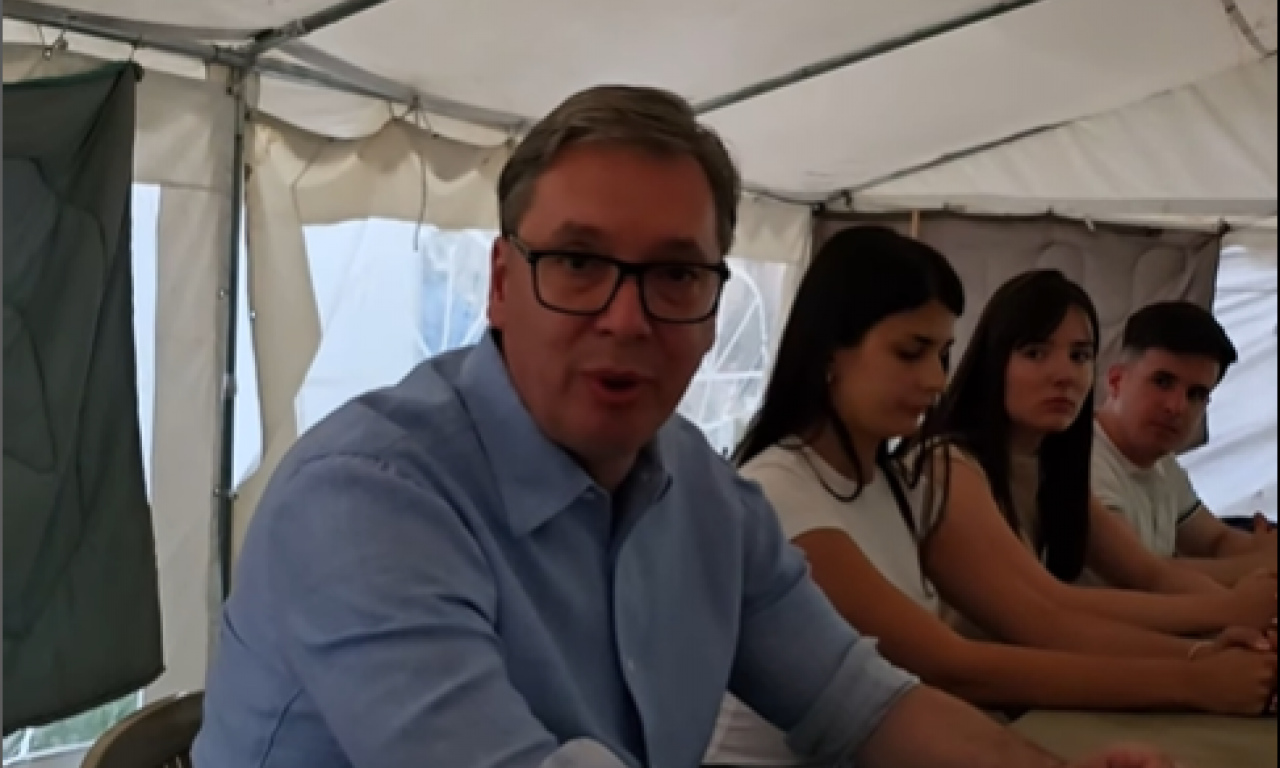 VUČIĆ DOŠAO U PIONIRSKI PARK: Seo sa studentima koji žele da uče i proglasio njihovu pobedu! (VIDEO)