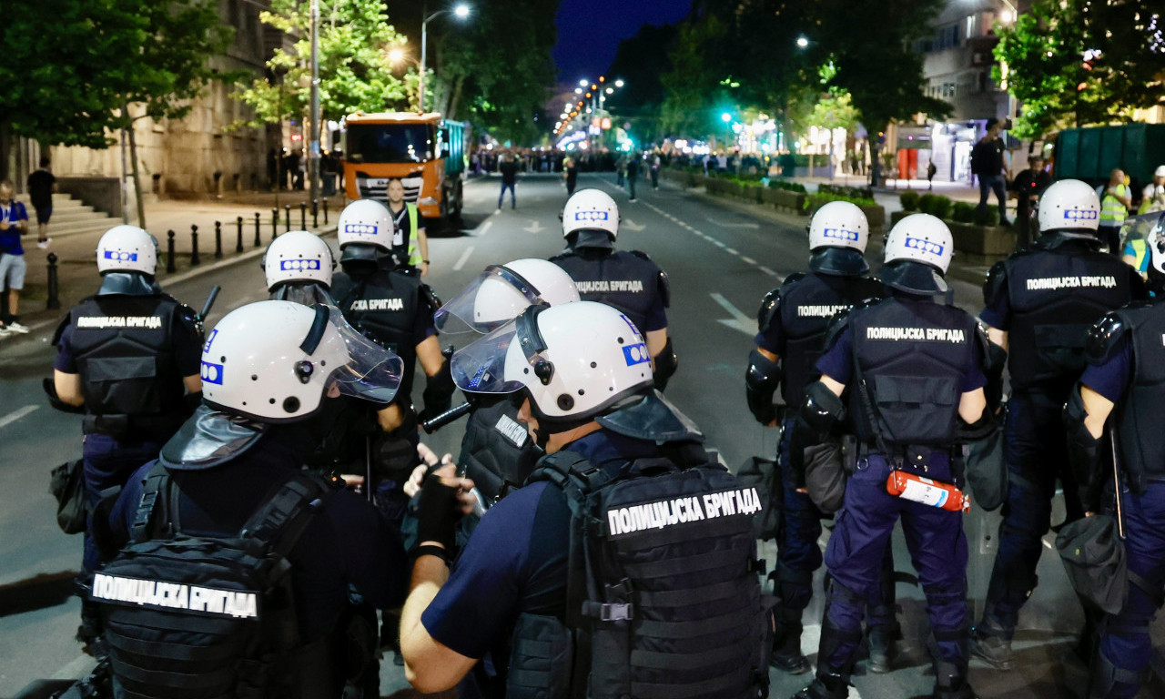 UČESNICI PROTESTA NAPALI POLICIJU NA BULEVARU: Hitno se oglasio Dačić!