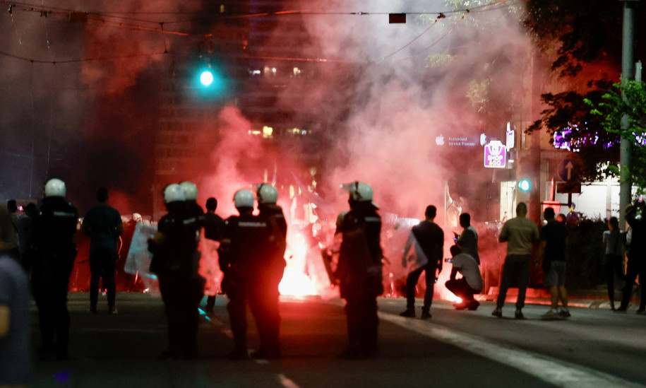 NASRTALI NA POLICIJU MOTKAMA, BACALI FLAŠE, BAKLJE Snimci haosa u Beogradu, tu su i hameri Žandarmerije! (FOTO/VIDEO)