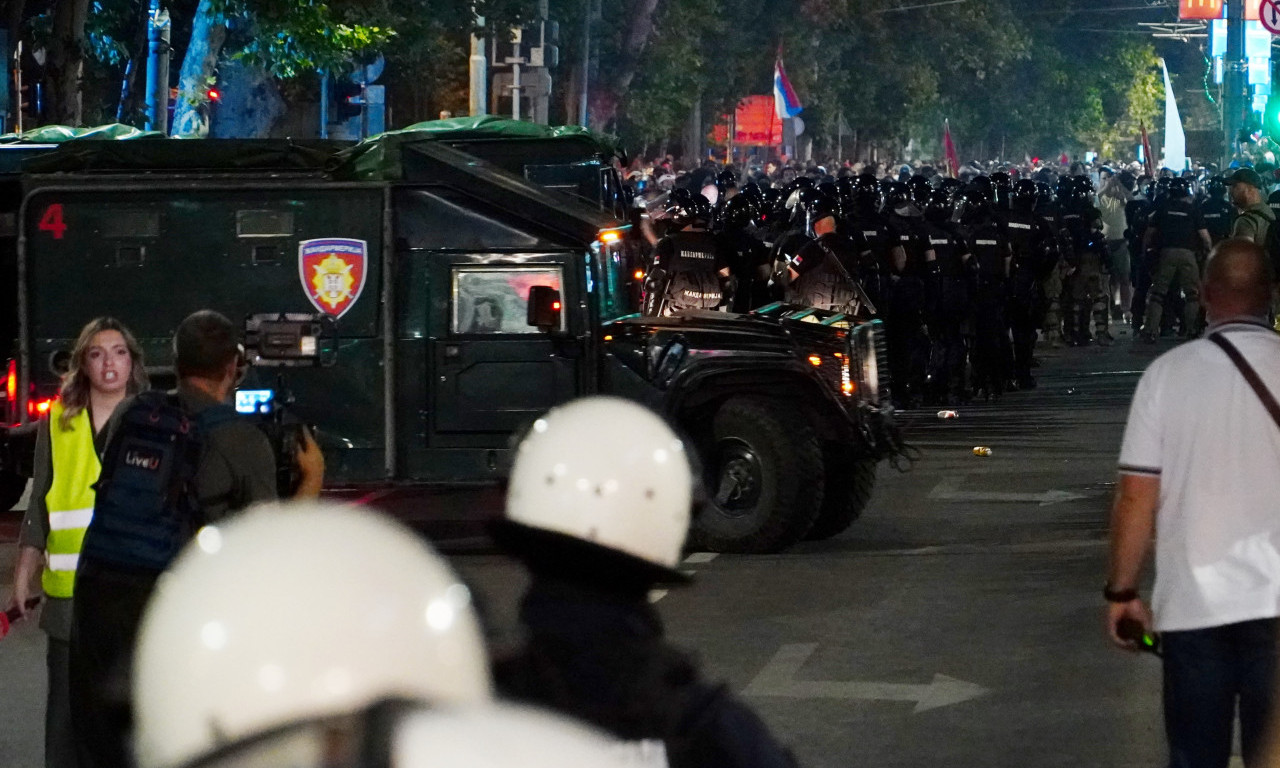 UHAPŠENA DVA NAPADAČA NA POLICIJU: Na Bulevaru i dalje napeto, učesnici protesta potisnuti iz Kneza Miloša