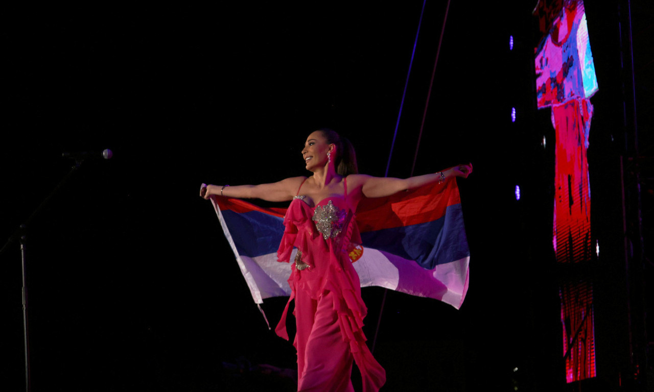 CECA SE POTPISALA NA SRPSKU ZASTAVU Poslala poljubac i poručila: "Ovo su najlepše stvari, hvala svima"