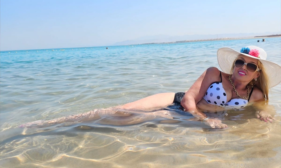 NAŠA PEVAČICA GRMI U 7. DECENIJI! Skinula se u kupaći, uživa u luksuznom rizortu: “Odlučila sam..." (FOTO)