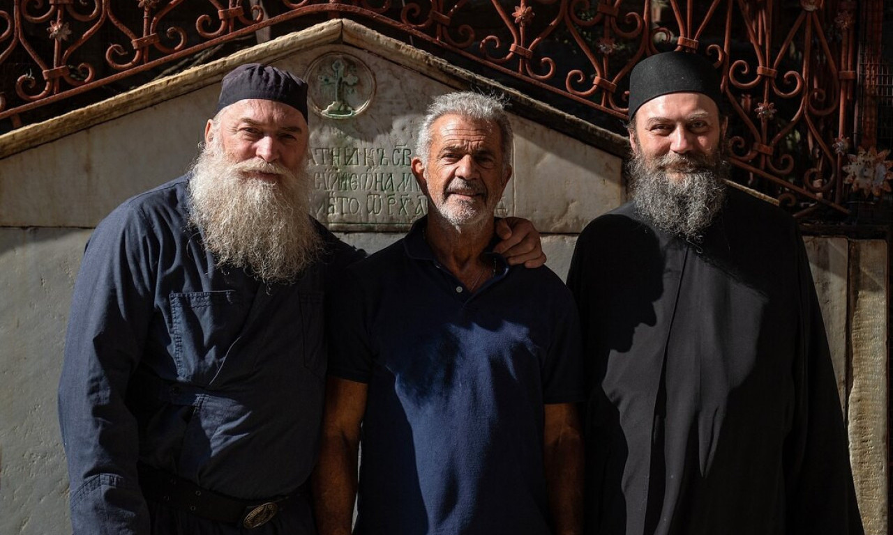 ŠTA RADI MEL GIBSON PRED SLIKOM DRAŽE MIHAILOVIĆA? Holivudski glumac na Hilandaru, a svet bruji o ovoj fotografiji