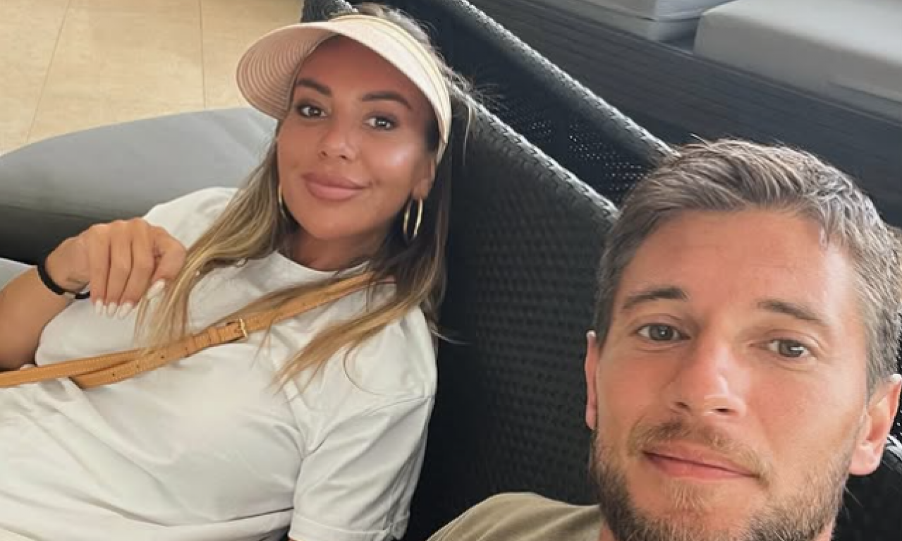 TRUDNIČKI STOMAK U PRVOM PLANU: Joca Stefanović objavio fotku partnerke sa plaže, prizor koji je potvrdio sve! (FOTO)