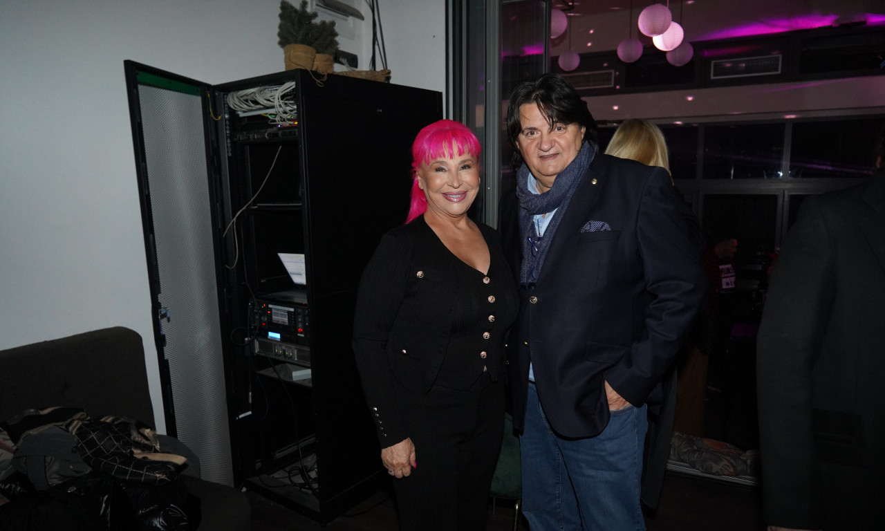 BAJKOVITA DEKORACIJA NA SVADBI ZORICE I KEMIŠA Ogroman tepih,  roze ikebane i zlatni inicijali (VIDEO)