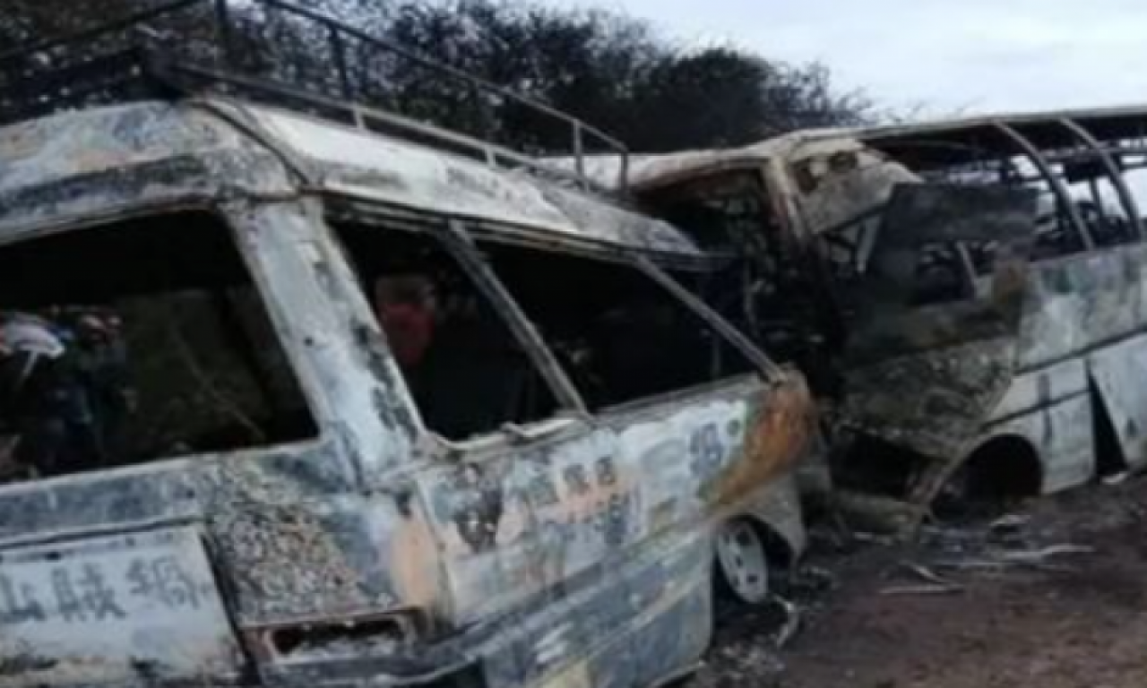 BROJE SE POGINULI Sudarili se autobus i minibus - mnogi putnici živi izgoreli! (FOTO)