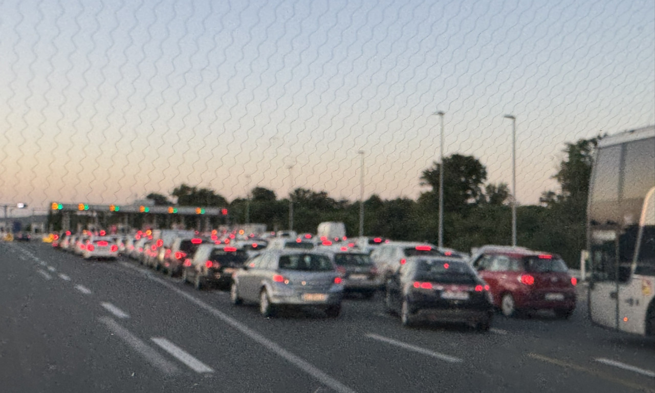 HAOS NA NAPLATNOJ RAMPI KOD OBRENOVCA Beograđani se vraćaju kući pred početak radne nedelje (FOTO)