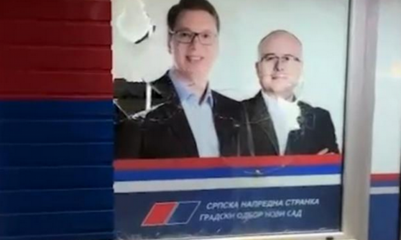 BLOKADERI DEMOLIRALI PROSTORIJE SNS Posle zatvaranja saobraćajnica došlo do novog haosa! (FOTO)