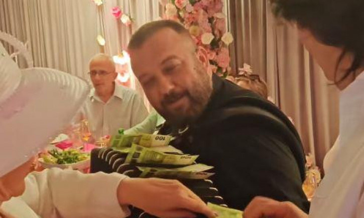 ZA SAMO 40 SEKUNDI — 3.000 EVRA NA HARMONICI! Zorica Brunclik i Kemiš zasuli harmonkaša parama (FOTO)