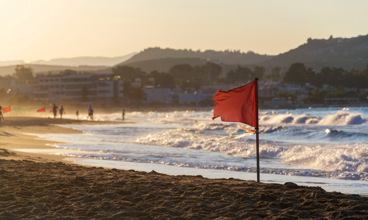 INFRACRVENI DRONOVI POBEDILI SMRT: Surfer nestao u podivljalom okeanu, spasioci ostali u šoku kada su videli za šta se grčevito drži! (VIDEO)