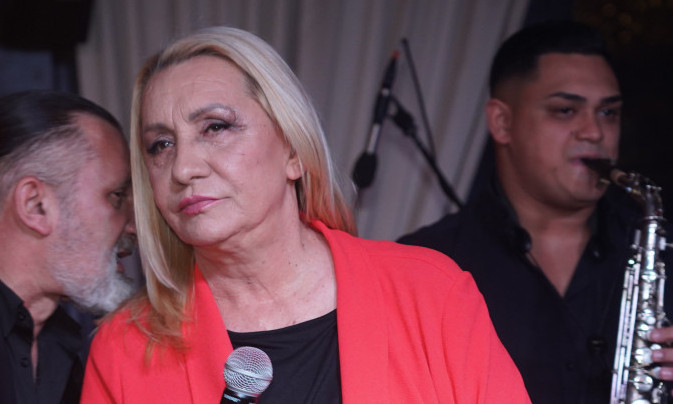 VESNA ZMIJANAC SE OGLASILA IZ BOLNICE: Lekari zabrinuti za njeno stanje: "Preforsirala sam se, pozlilo mi je!"