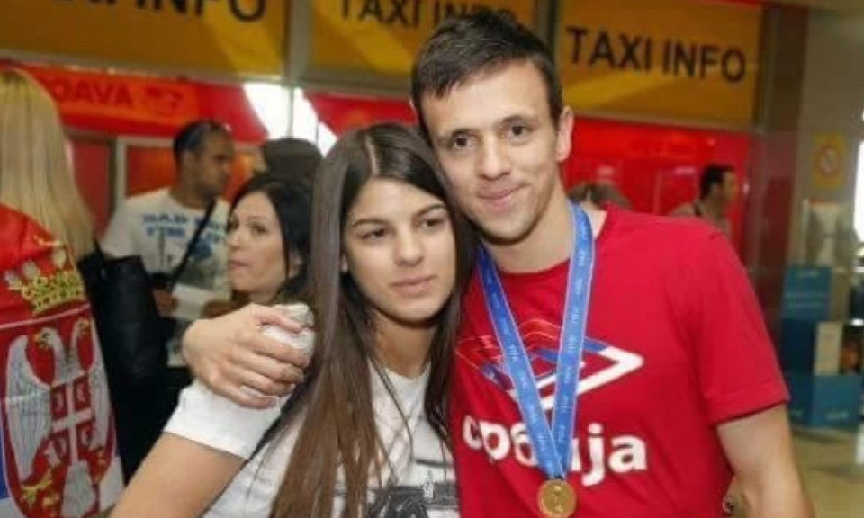 KRISTINA NIJE DOŠLA POSLE PARA I SLAVE, ONA JE TU OD NEMANJINOG PRVOG GOLA! Posle ove slike zapitaće se mnogi fudbaleri