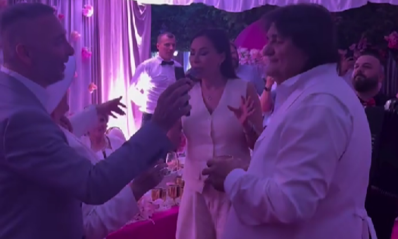 CECA ZAPEVALA ZORICI I KEMIŠU NA SVADBI Mladenci oduševljeni, pevačica izabrala ovaj stari hit (VIDEO)