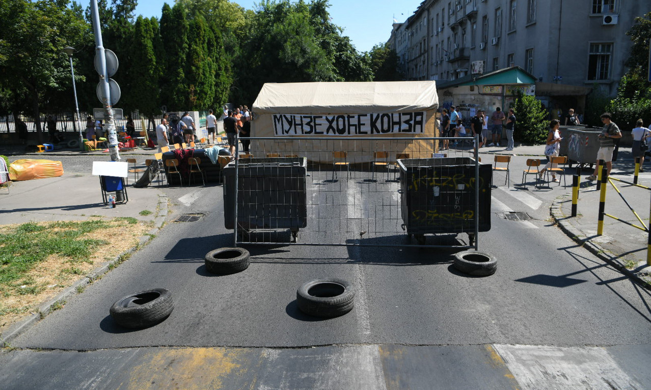 BEOGRAĐANI, OVUDA NE MOŽETE! Nasred puta kontejneri i šatori! Ponovo postavljene blokade - evo i gde (FOTO)