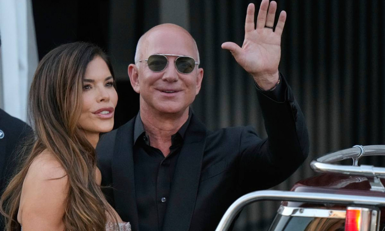 FOTOGRAFIJA SA VENČANJA NAJBOGATIJEG ČOVEKA ZGROZILA JAVNOST Džef i Loren Bezos na meti kritika zbog "distopične" scene