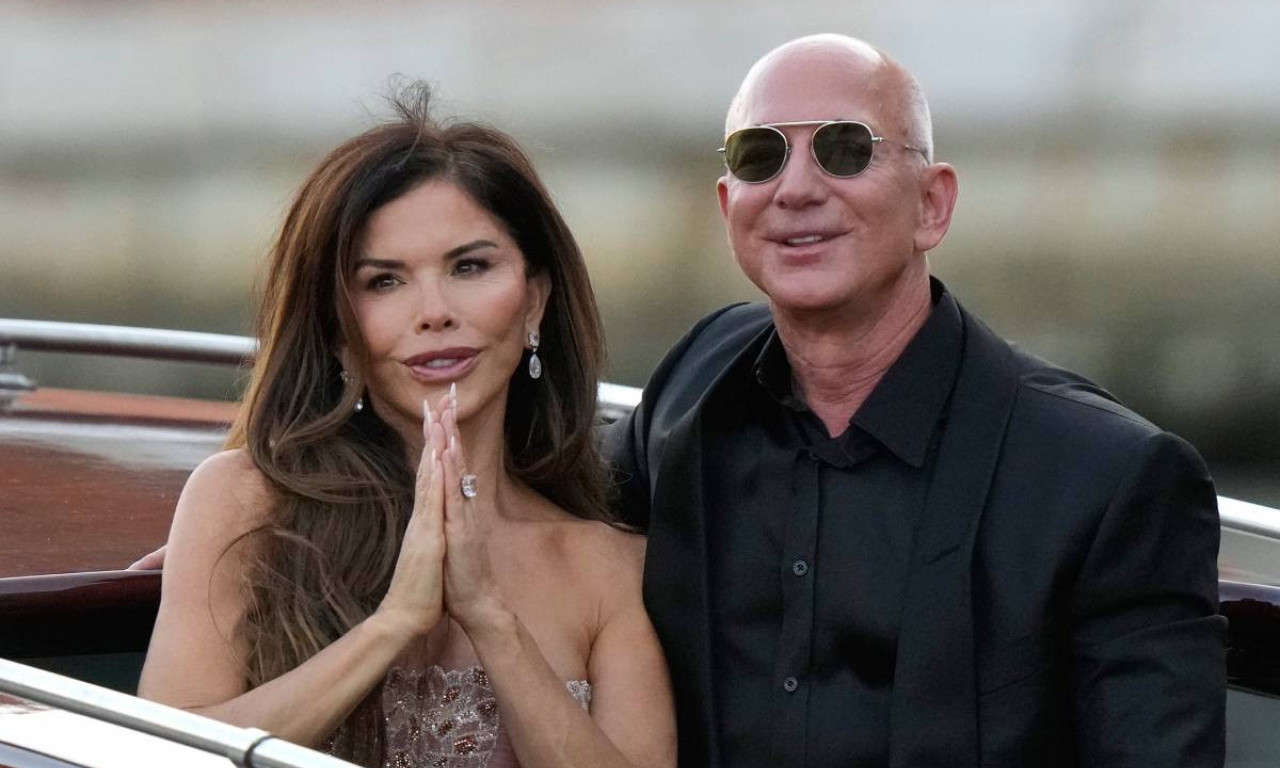 POKLONI S AMAZONA NA SVADBI DECENIJE Bezosi „uštedeli“ na gostima, na mrežama se smeju - papučama!