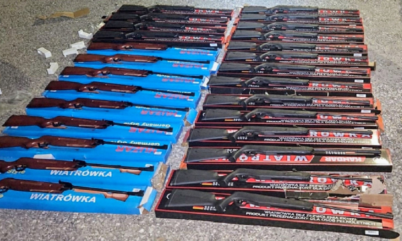 POLICIJA SPREČILA ŠVERC ORUŽJEM Pretresli kombi, pa ostali u šoku šta su sve pronašli