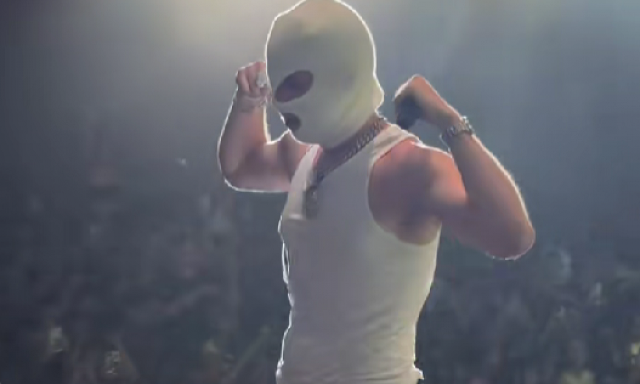 SKANDAL NA NASTUPU DEVITA NA MUSIC WEEK-U Devojka istrčala na binu, pa skinula majicu, reagovalo obezbeđenje! (VIDEO)