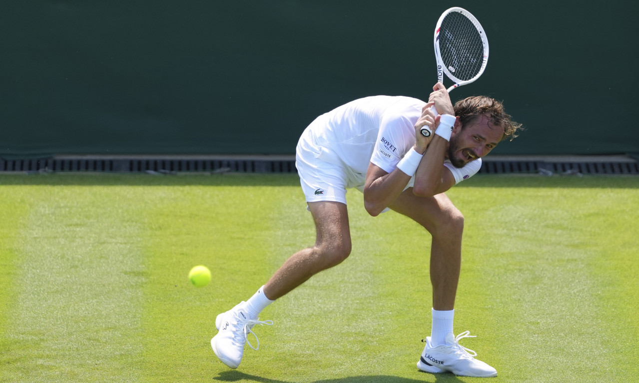 CRNI PONEDELJAK ZA FAVORITE NA VIMBLDONU Medvedev i Cicipas spakovali kofere već prvog dana