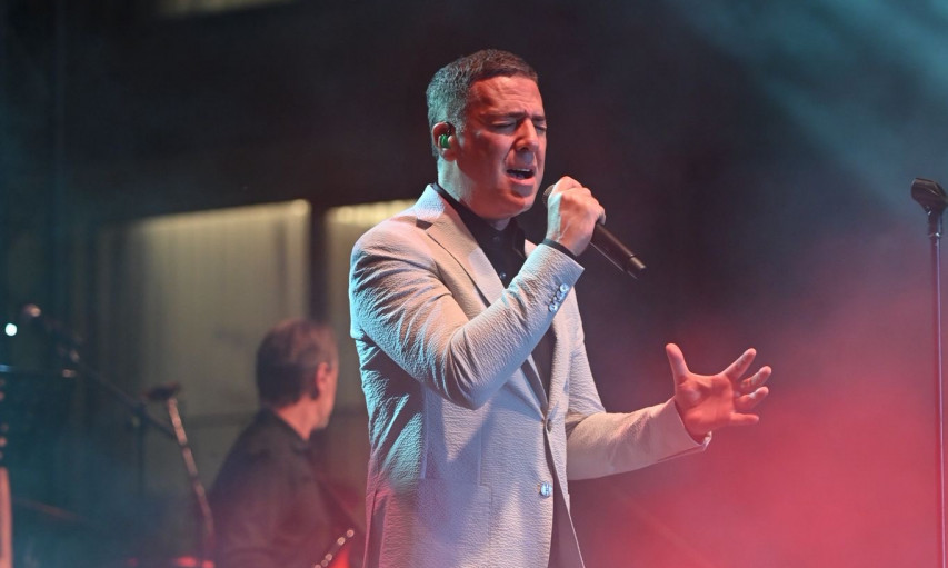 ŽELJKO JOKSIMOVIĆ PRIREDIO SPEKTAKL O KOM SE PRIČA Fanovi iz čak 12 zemalja na zatvaranju Desant festivala