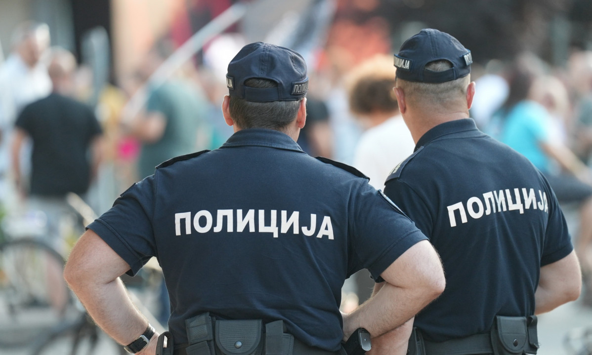 TRAŽE SE OVIH PETORO SA BLOKADA! Tukli čoveka koji je pokušao da zaobiđe barikadu