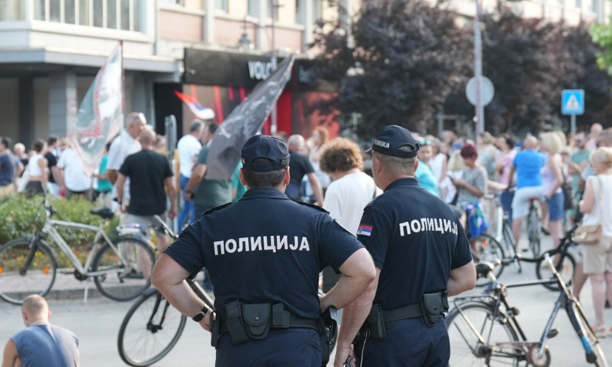 POLICAJCU PONUDIO MITO, PA ODMAH UHAPŠEN: Novcem hteo da plati da prođe kolima kroz blokade!