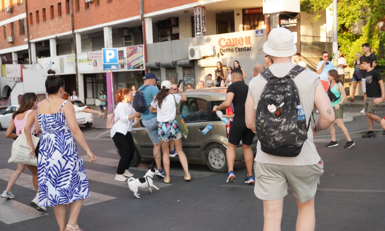 AUTOMOBILOM ULETEO U MASU Evo šta se sada događa u Beogradu, Novom Sadu i Nišu (FOTO+VIDEO)