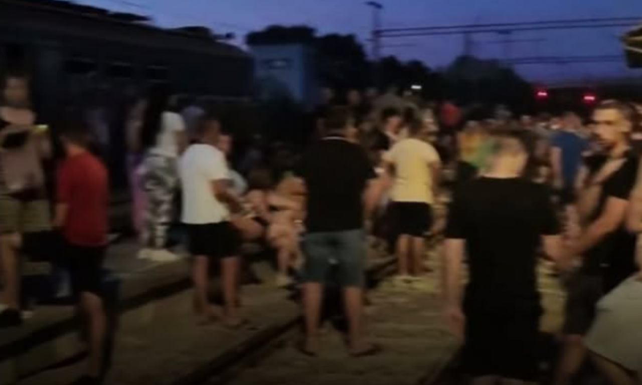 BLOKIRANA PRUGA BEOGRAD-BAR U LAZAREVCU: Železnički saobraćaj u prekidu, stigla i policija!