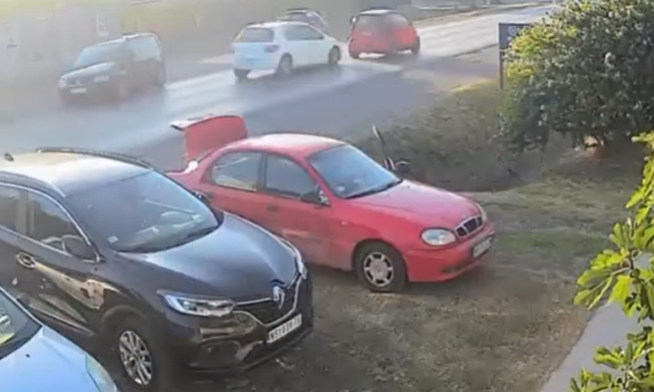 UZNEMIRUJUĆI SNIMAK NESREĆE U SIRIGU: Smart "izguran" sa puta, zakucao se u banderu! (VIDEO)