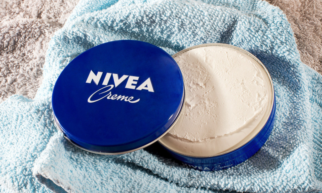 PLAVA KUTIJA KOJA VREDI VIŠE OD SERUMA Sedam genijalnih trikova sa Nivea kremom uštediće vam brdo para!