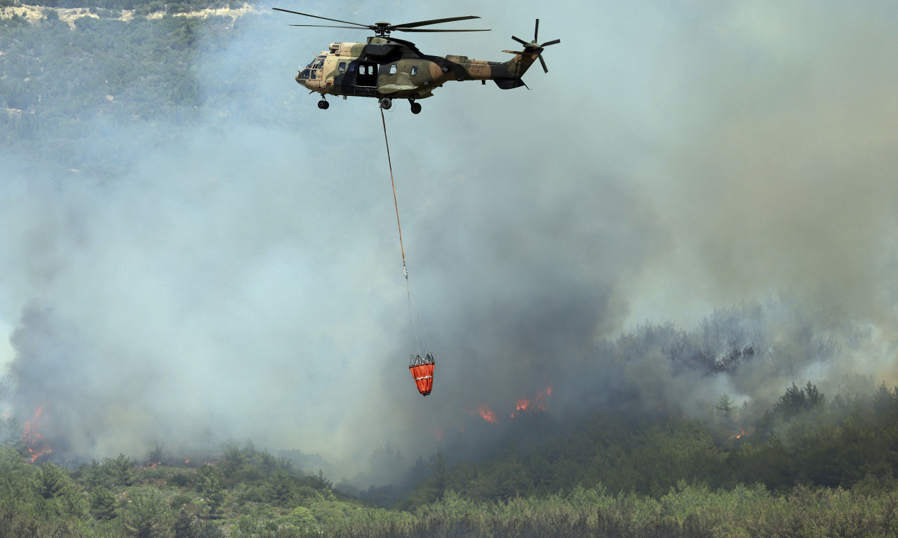 POŽAR U TURSKOJ SVE VEĆI Evakuisano više od 2.000 ljudi! Vatru gase helikopterima, ali vetar je nezaustavljivo širi!