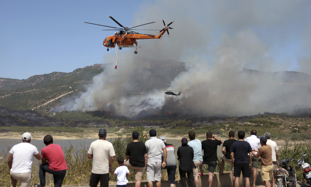 POŽAR GUTA TURSKU VEĆ TREĆI DAN! Vatru ne može da ugasi 14 helikoptera, bolnice pune ljudi - ovo pravi najviše problema