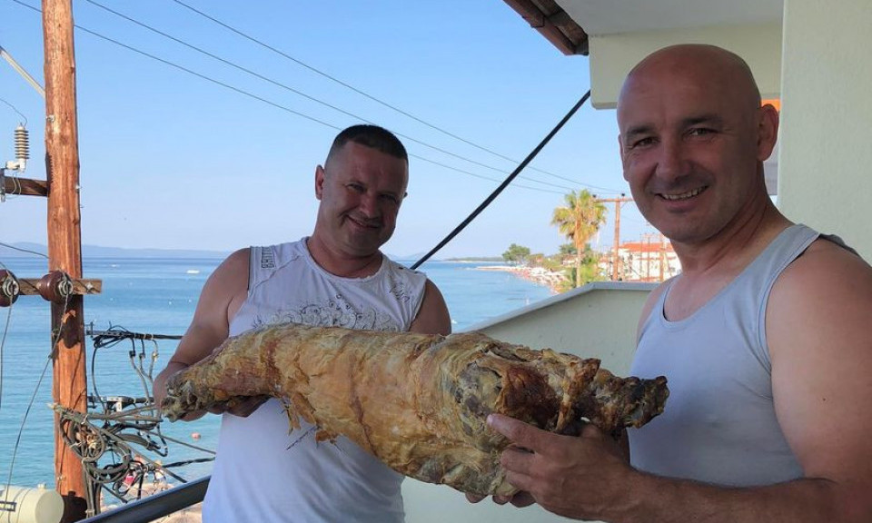 OVO SAMO SRBI MOGU NA LETOVANJU Pečeno jagnje na plaži u Pefkohoriju! Ljudima kreće voda na usta (FOTO)