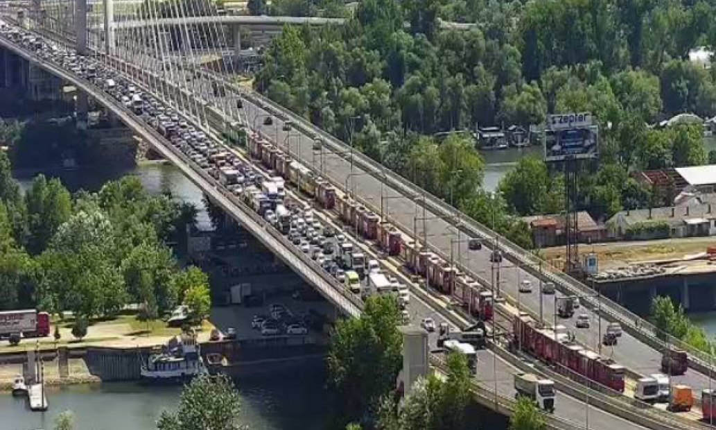TRAMVAJ ISPAO IZ ŠINA NA MOSTU NA ADI Kolaps ka Novom Beogradu, građani idu peške (FOTO)