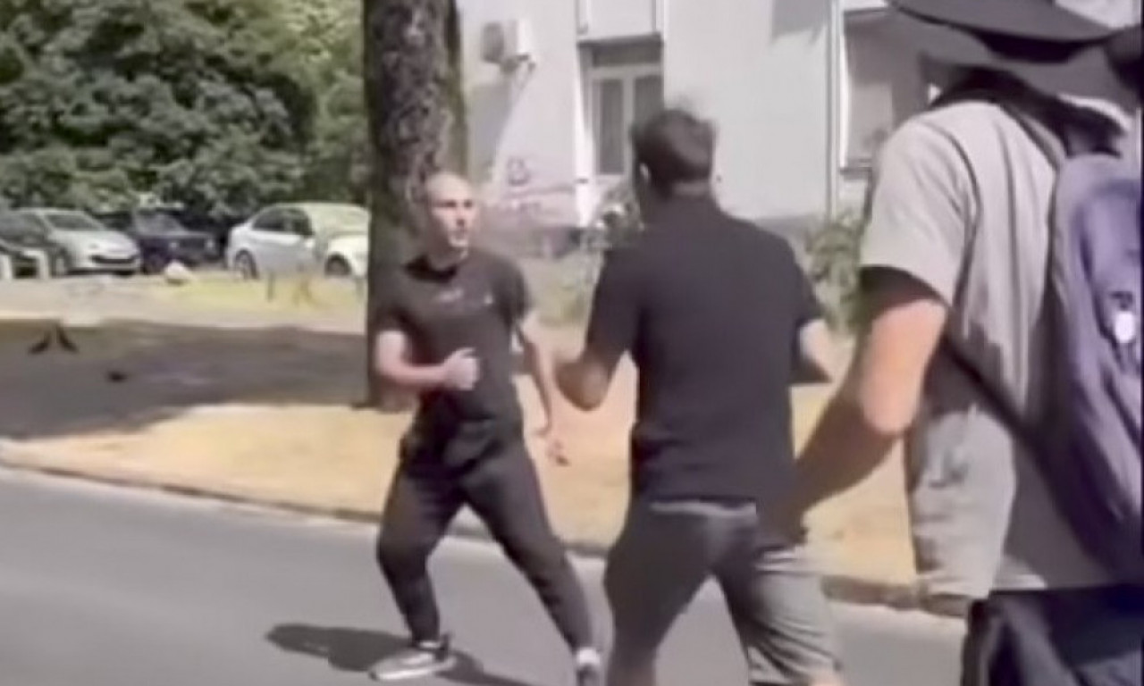 AUTOM POKUŠAO DA PROĐE KROZ BLOKADU U ZEMUNU Učesnici razbili stakla i jurili suvozača, jezive scene sa ulice (VIDEO)