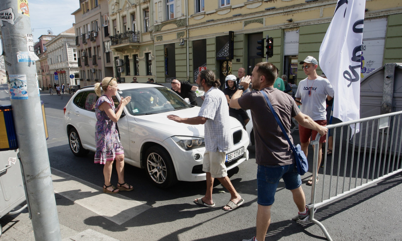 AUTOM POKUŠAO DA PROĐE KROZ BLOKADU U ZEMUNU Učesnici razbili stakla i jurili suvozača, jezive scene sa ulice (VIDEO)