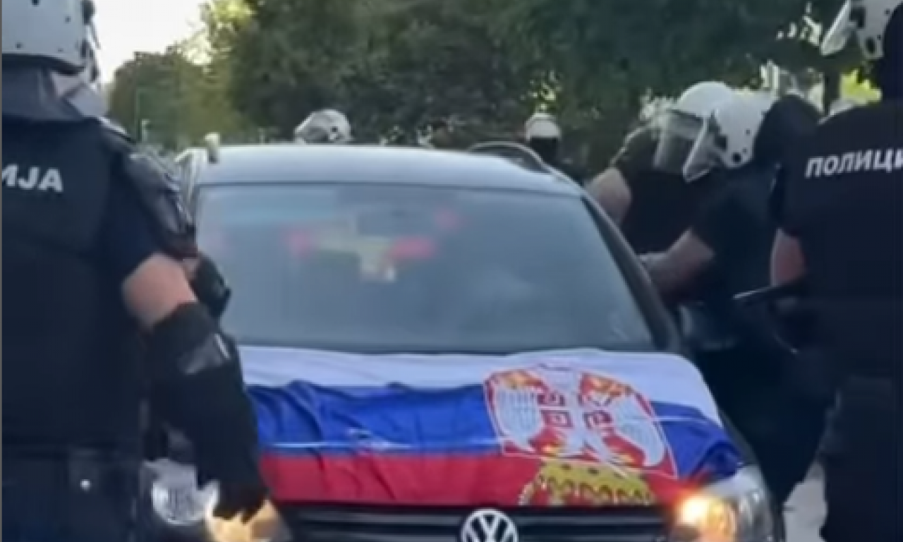 BLOKADER POKUŠAO DA SE SPALI U NOVOM SADU: Policija hitno reagovala, izvukla ga iz automobila i spasila mu život (VIDEO)