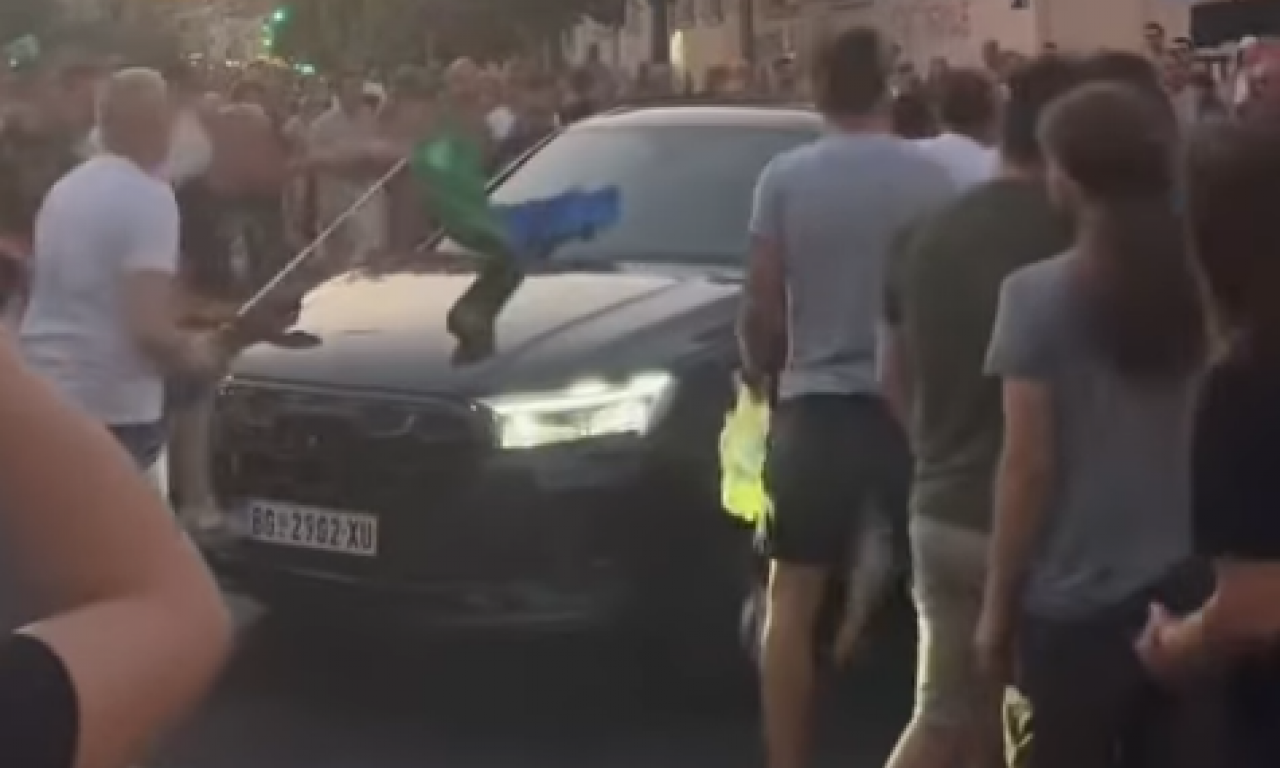 NOVI POKUŠAJ PROBIJANJA BLOKADE AUTOMOBILOM U ZEMUNU: Učesnici odmah skočili na vozilo i krenuli da lupaju (VIDEO)