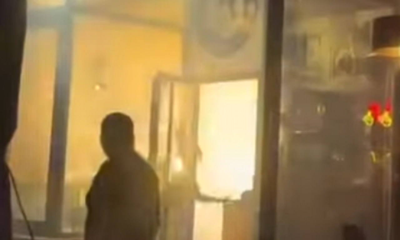 BAČENE BAKLJE U DVA KAFIĆA U BEOGRADU: Gosti panično istrčavali napolje, dim na sve strane (VIDEO)