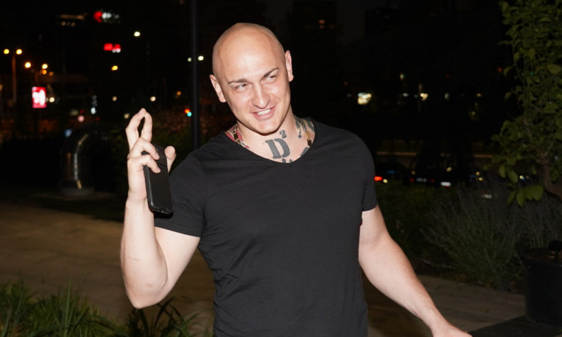 "IZAŠAO SAM IZ STOMAKA ŽENE, JA SAM TATA NA ESTRADI!" Desingerica odgovorio na optužbe da su mu nastupi sektaški