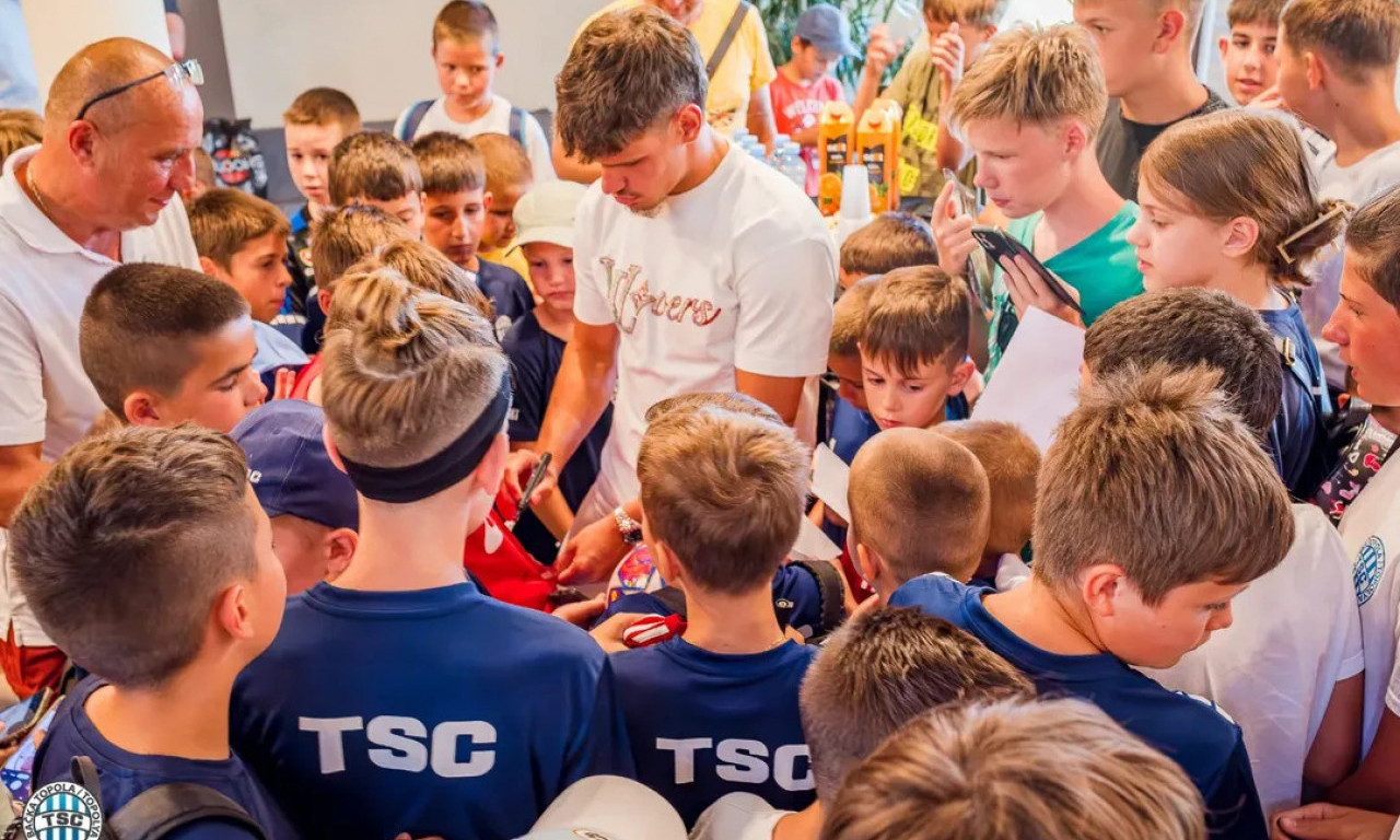 MILOŠ KERKEZ NAPRAVIO SPEKTAKL U BAČKOJ TOPOLI! Pogledajte kako je novi fudbaler Liverpula dočekan u TSC-u (FOTO)