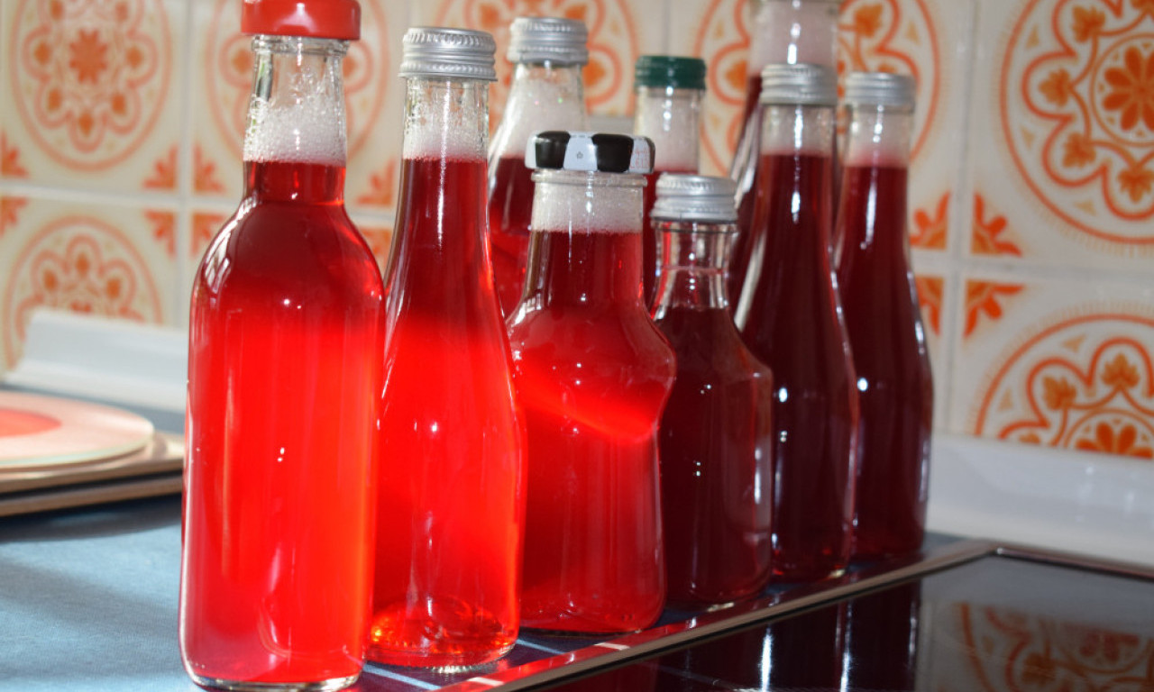 NAPRAVITE DOMAĆI SOK OD MALINE Ukus detinjstva u svakoj kapi!