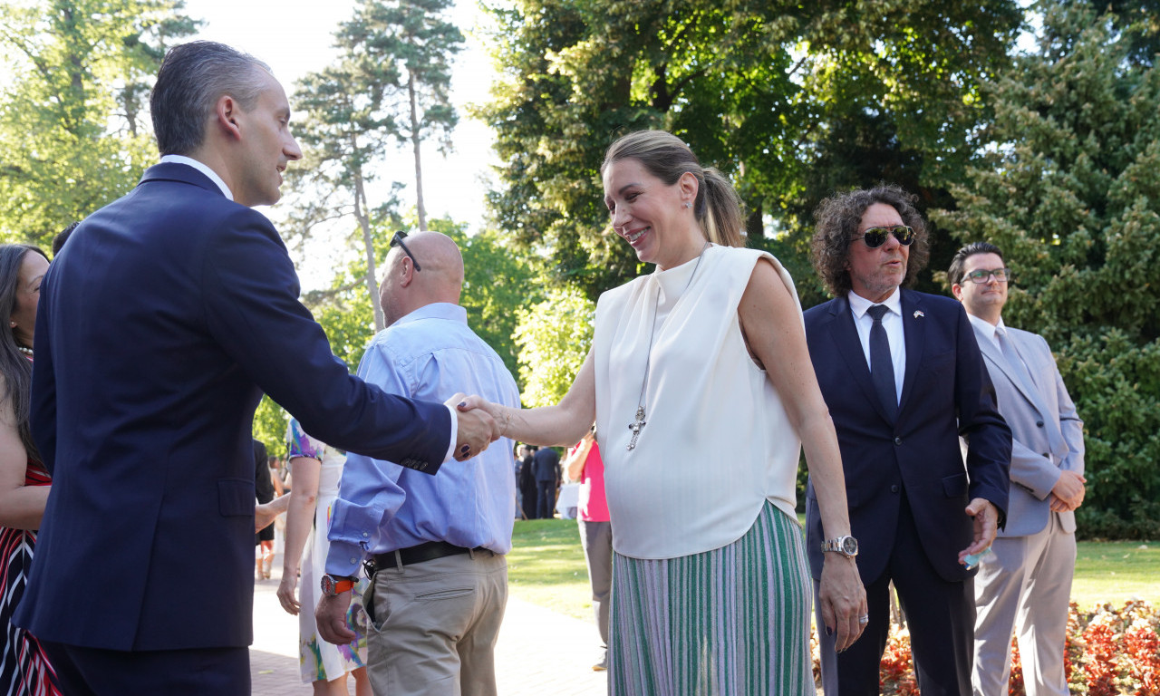 SVE OČI UPRTE U STOMAK MINISTARKE Dubravka blista u poodmakloj trudnoći! Svi su uočili jedan detalj (FOTO)