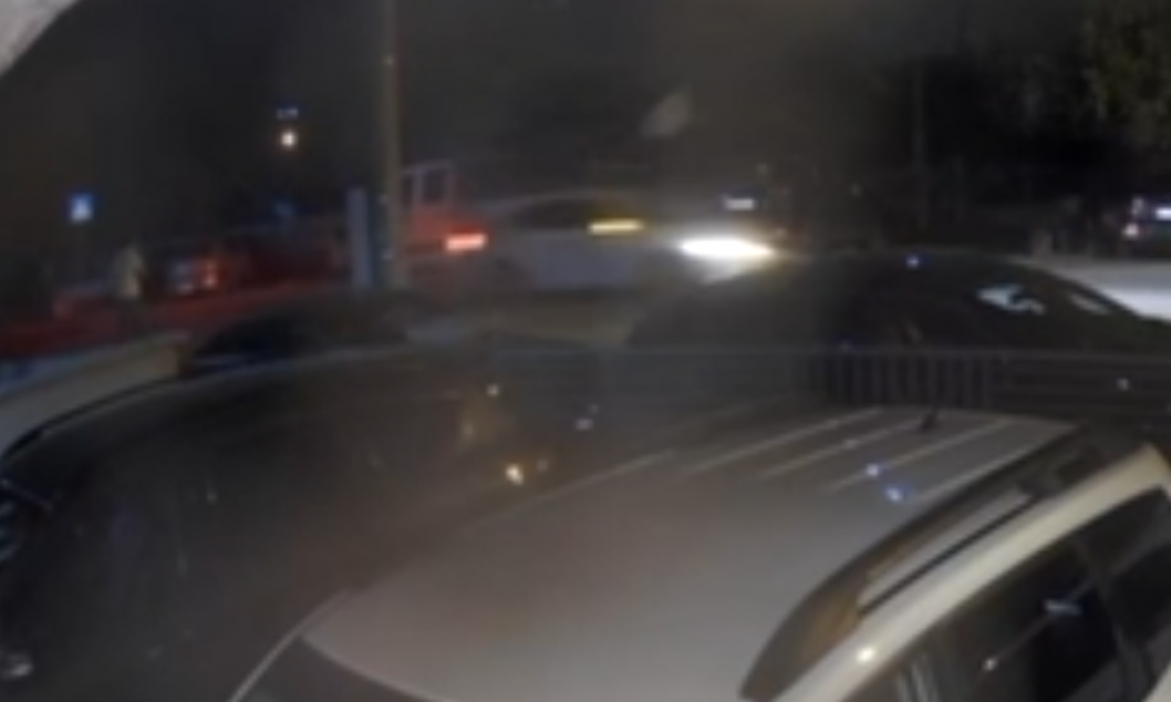 UZNEMIRUJUĆ SNIMAK IZ OBRENOVCA Bahati vozač zaleteo se u pešaka, od siline udarca nesrećni čovek odleteo u vis