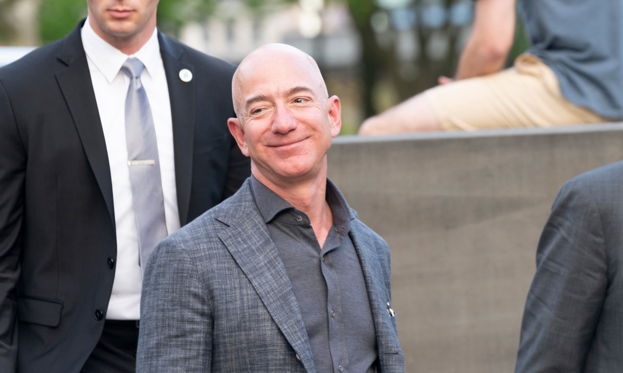 BEZOS KUPUJE NAJGLEDANIJI TV KANAL!