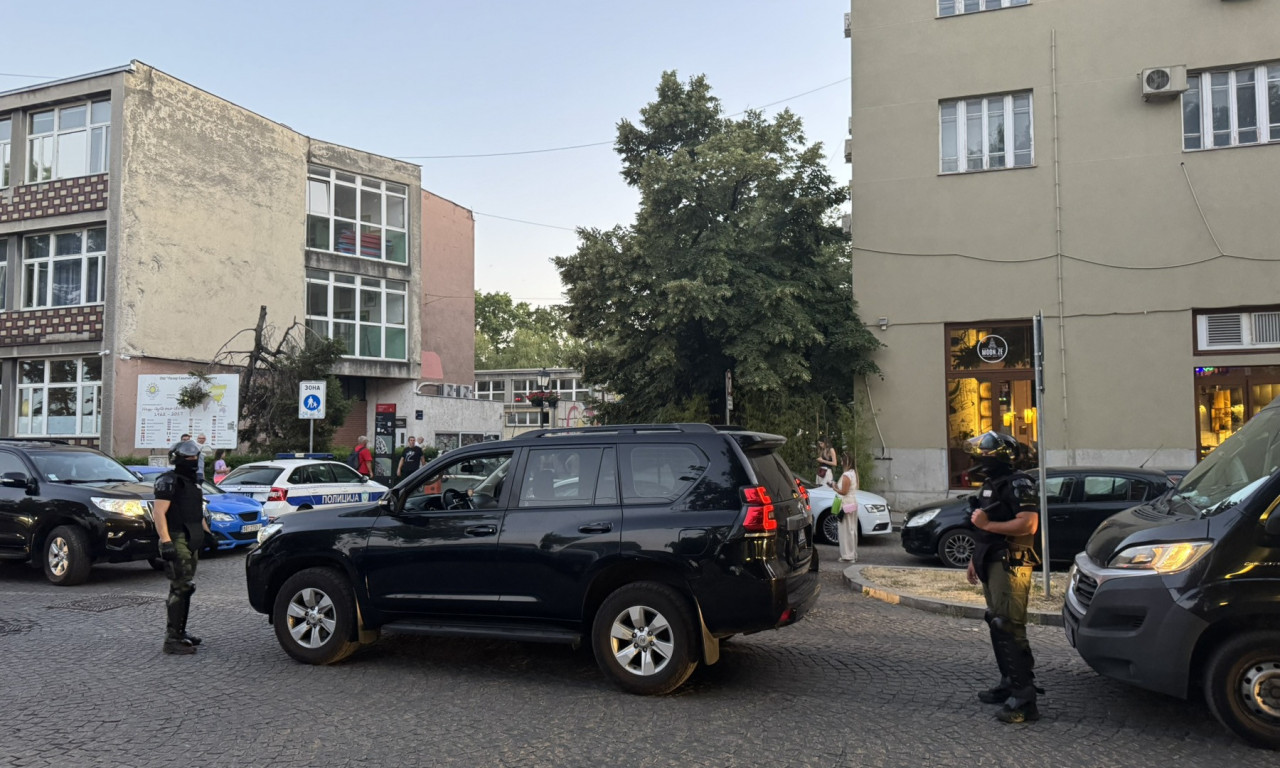 KO SU POLICAJCI KOJI NOSE "FANTOMKE" NA BLOKADAMA? Oglasili se iz MUP-a i sve objasnili