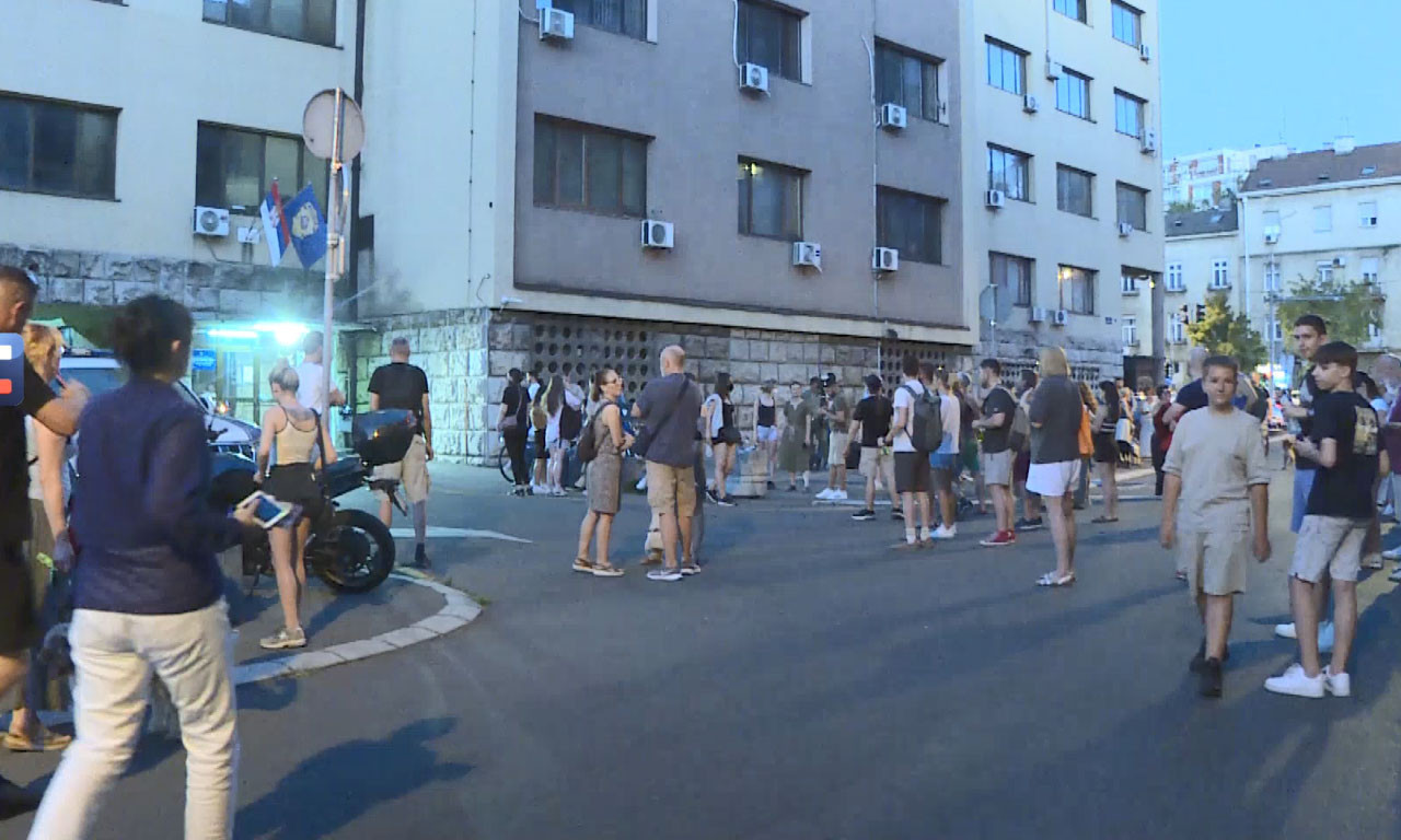 BLOKADERI I DALJE PRAVE HAOS Male grupe studenata parališu saobraćaj širom Srbije (VIDEO)